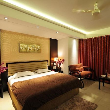 Hotel Surabhi Regency Ānand Buitenkant foto