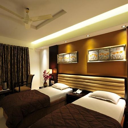 Hotel Surabhi Regency Ānand Buitenkant foto