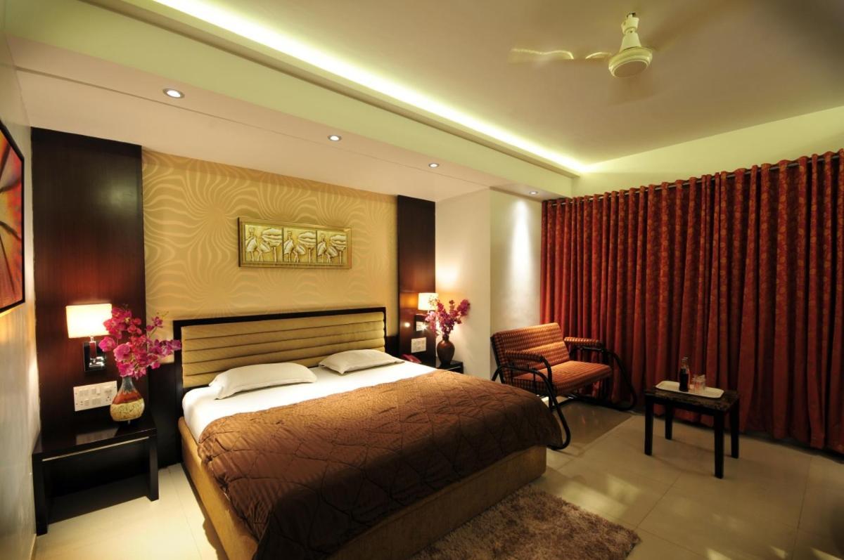 Hotel Surabhi Regency Ānand Buitenkant foto