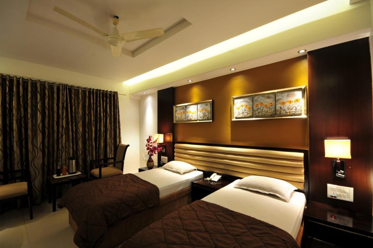 Hotel Surabhi Regency Ānand Buitenkant foto