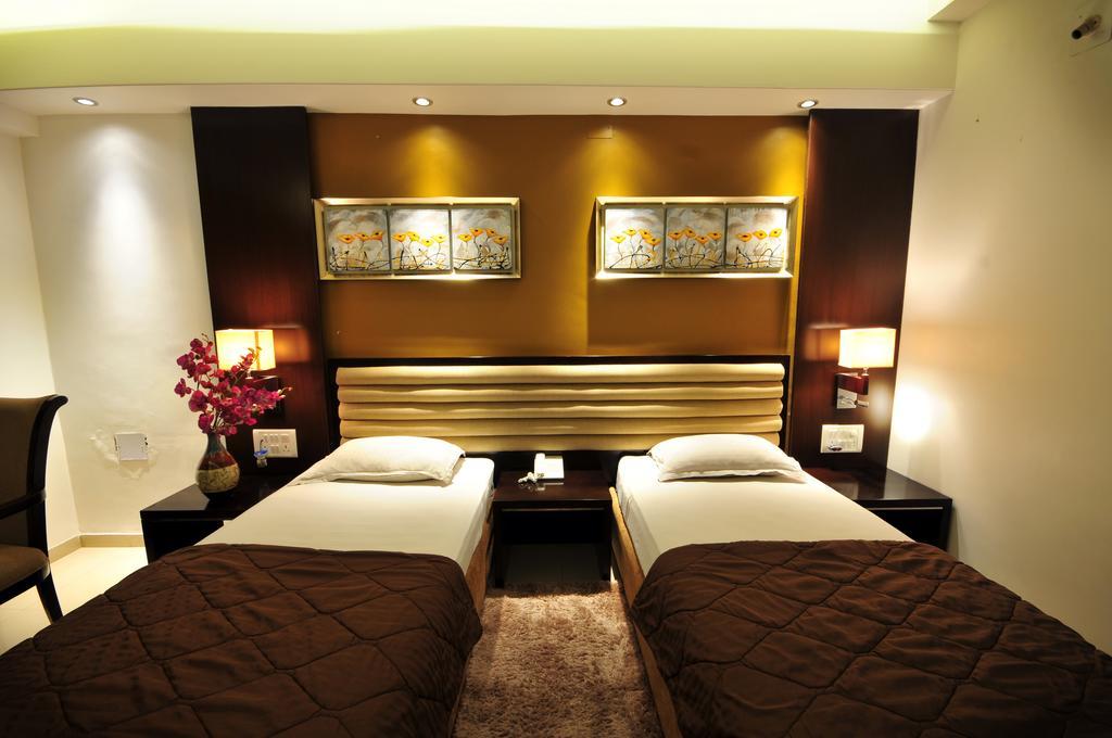 Hotel Surabhi Regency Ānand Kamer foto