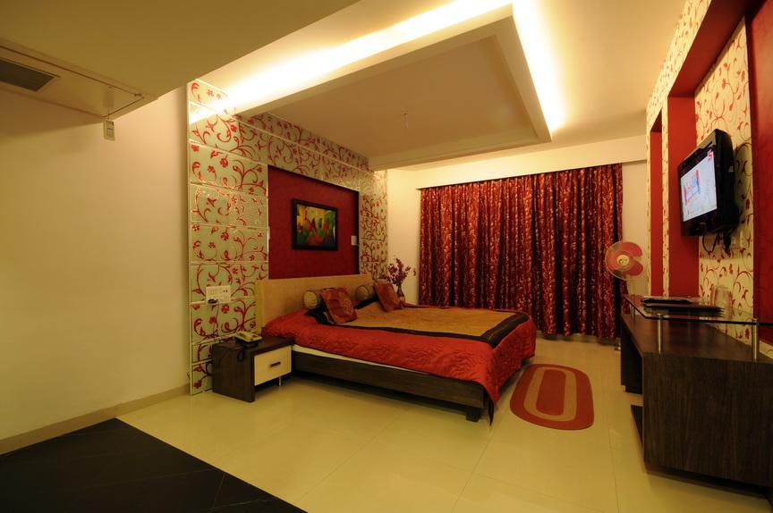 Hotel Surabhi Regency Ānand Buitenkant foto