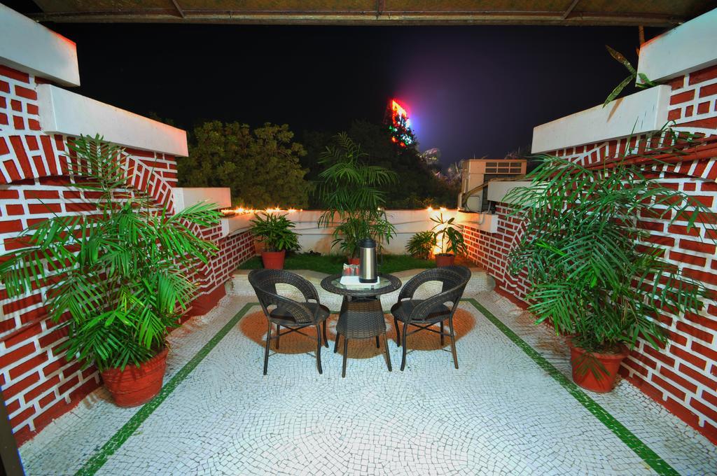 Hotel Surabhi Regency Ānand Buitenkant foto