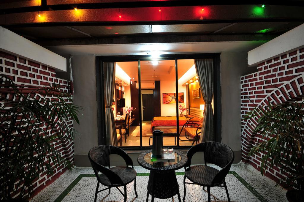 Hotel Surabhi Regency Ānand Buitenkant foto