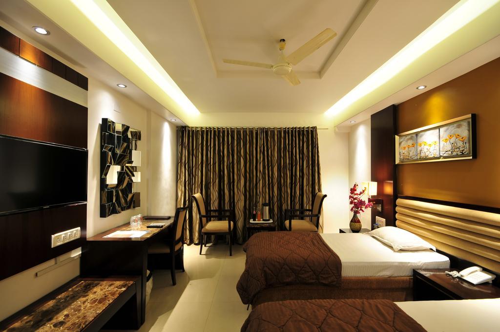 Hotel Surabhi Regency Ānand Buitenkant foto