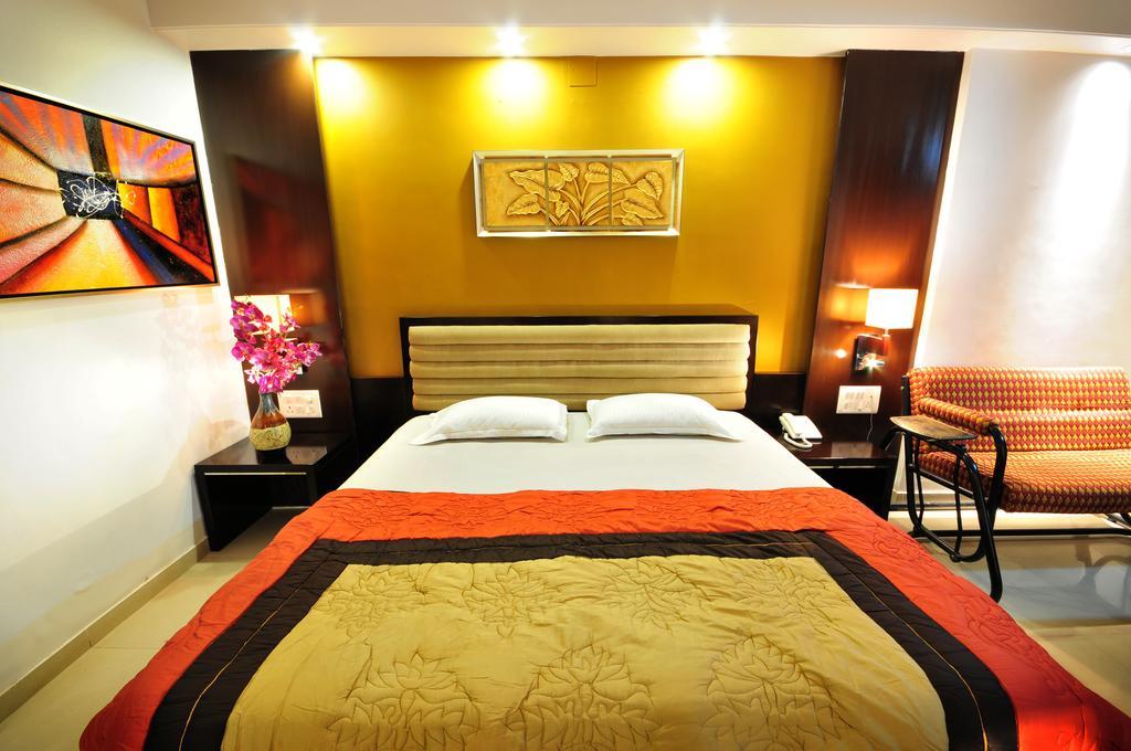Hotel Surabhi Regency Ānand Buitenkant foto