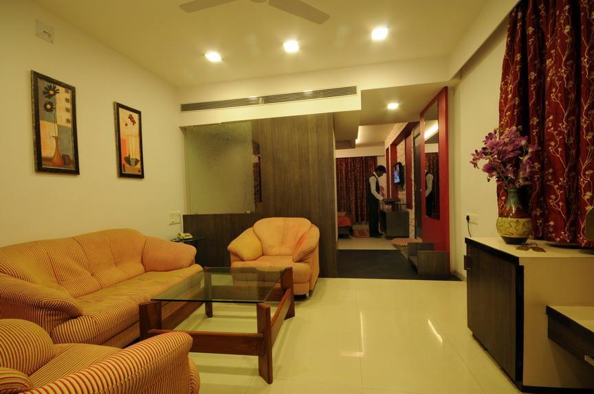 Hotel Surabhi Regency Ānand Buitenkant foto