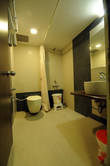 Hotel Surabhi Regency Ānand Buitenkant foto