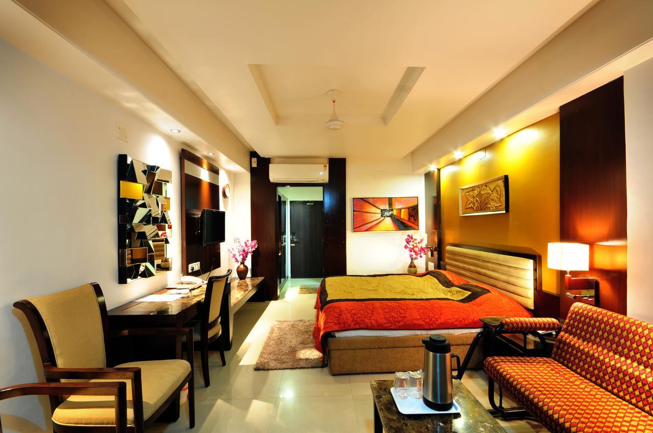 Hotel Surabhi Regency Ānand Buitenkant foto