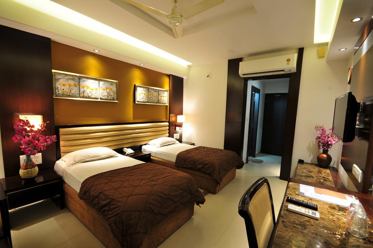 Hotel Surabhi Regency Ānand Buitenkant foto